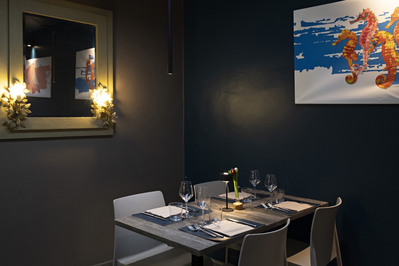 Angolo sala con specchio e cavallucci marini